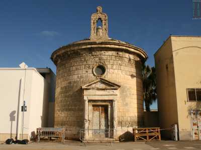 Ma, prima di imboccare la via che porta alla frazione di Cozze, ci attende l�ultima sorpresa del borgo: la particolare cappella della Madonna delle Grazie, dalla rarissima forma circolare